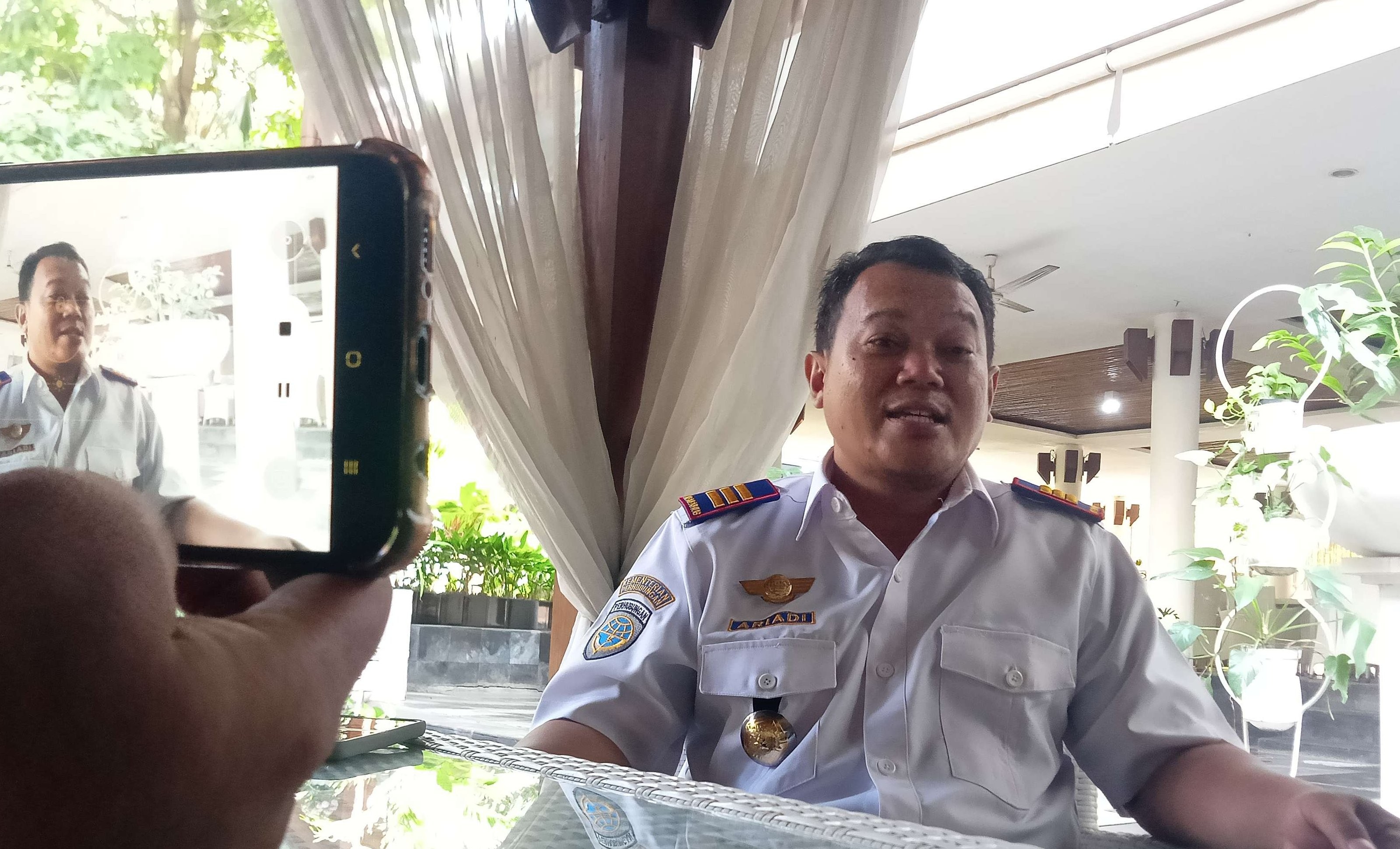 Kepala UPBU Kelas III  Dewadaru Karimunjawa yang membawahi Bandara Ngloram, Ariadi Widiawan. Wings Air dalam waktu dekat akan terbang ke Ngloram Cepu. (Foto: Ahmad Sampurno/Ngopibareng.id)