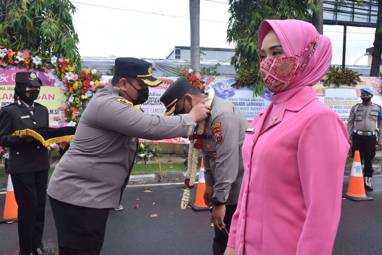 Wakapolres Kompol Akay mengalungkan bunga selamat datang kepada Kapolres Yakhob Sylvana Delareskha. (Foto: Istimewa)