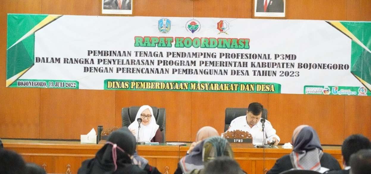 Kabupaten Bojonegoro masih menjadi juara soal jumlah desa mandiri terbanyak se-Indonesia. Kepala Dinas Pemberdayaan Masyarakat dan Desa Kabupaten Bojonegoro, Machmuddin dan Bupati Bojonegoro Anna Mu'awanah saat rapat koordinasi. (Foto: Istimewa)