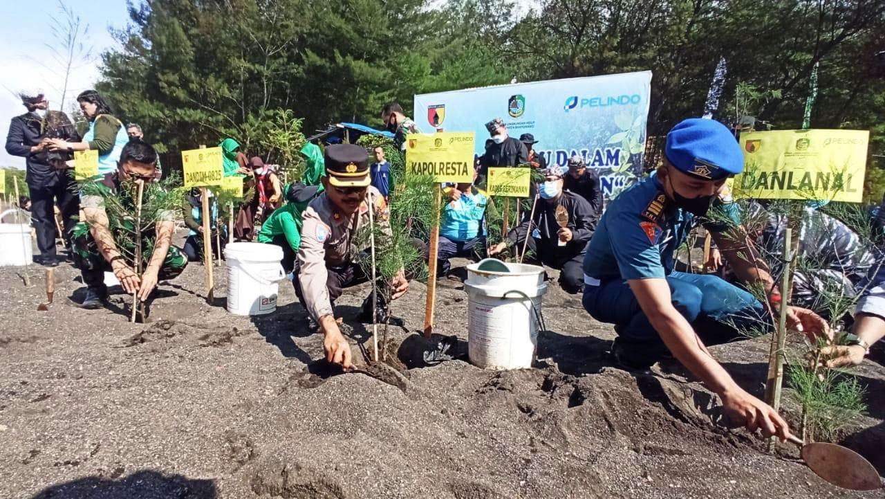 Komandan Kodim 0825 Banyuwangi bersama Forkopimda menanam pohon cemara udang di Pantai Cemara (foto:Muh Hujaini/Ngopibareng.id)