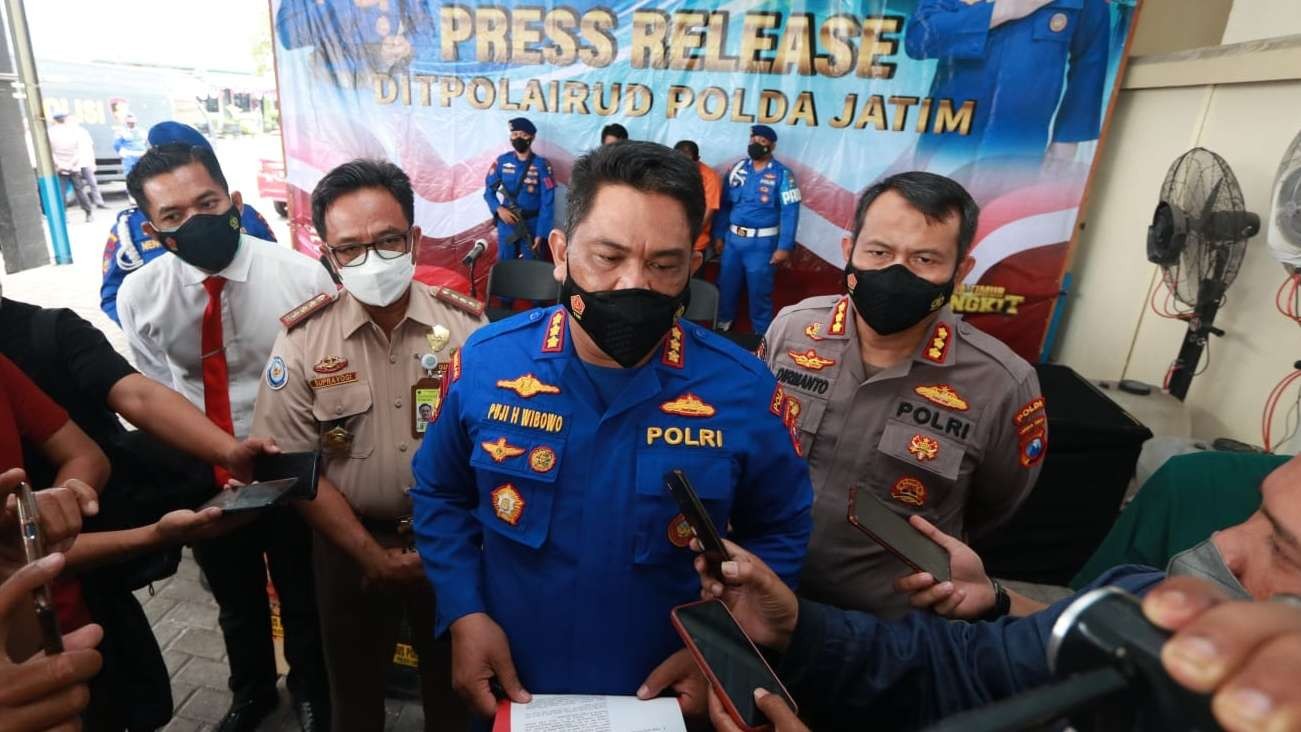 Direktur Ditpolairud Polda Jatim, Puji H Wibowo dalam jumpa pers terkait penyelundupan puluhan ribu benih lobster. (Foto: Istimewa)