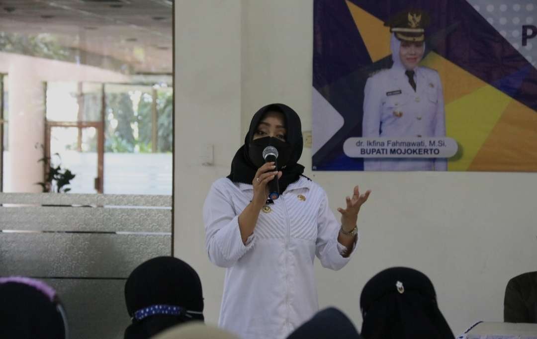 Bupati Mojokerto Ikfina Fahmawati memberikan sanksi untuk oknum ASN yang terlibat kasus jual beli pegawai honorer. (Foto: Dokumentasi Kominfo)