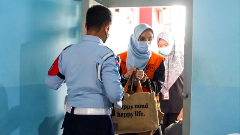 Bupati Probolinggo nonaktif Puput Tantriana Sari dijebloskan ke Lapas Porong, Kamis 14 Juli 2022. (Foto: Istimewa)