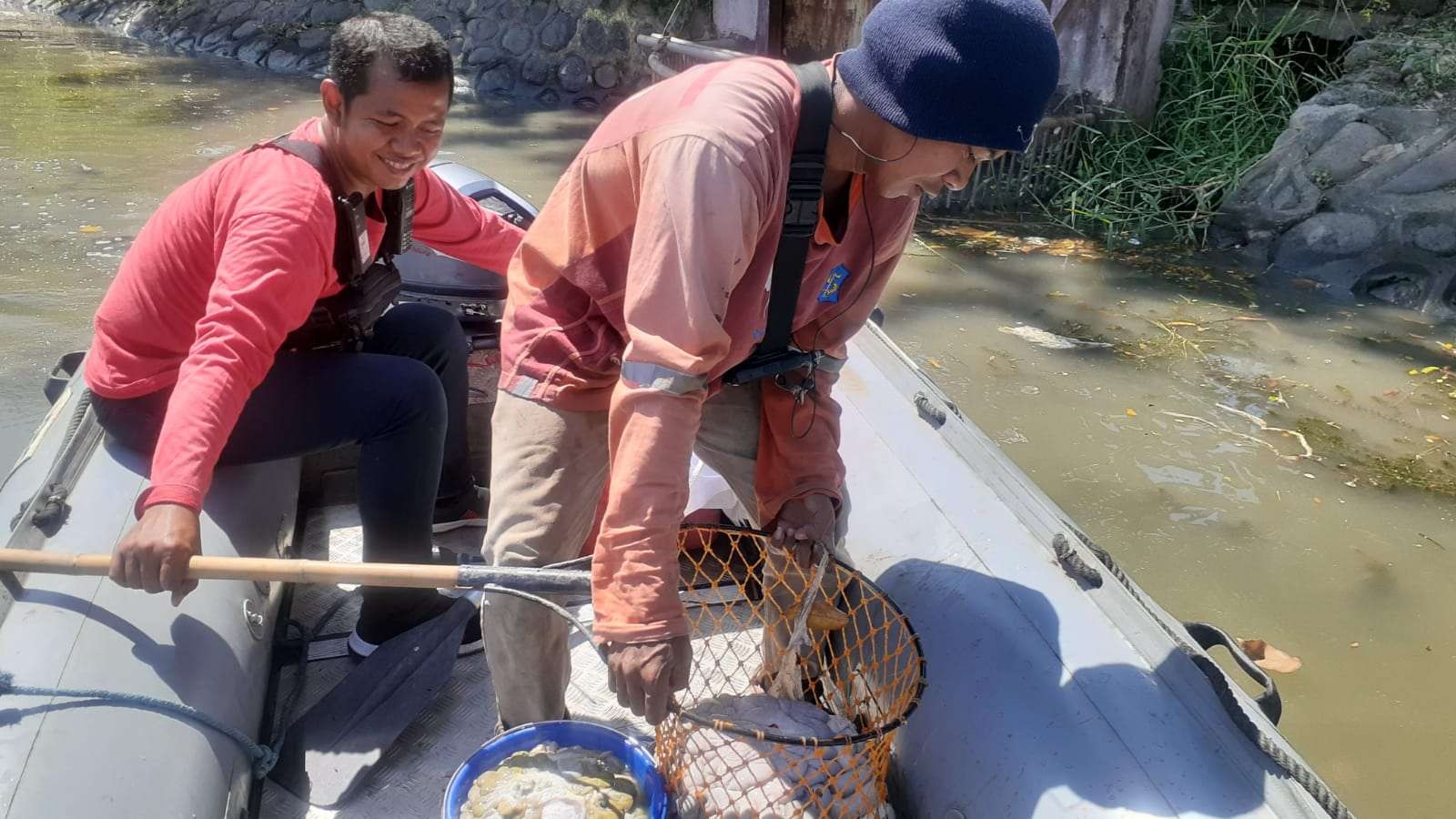 Pihak DLH saat melakukan sisir sungai dan menemukan banyak kotoran rumen dibuang di sungai. (Foto: Istimewa)