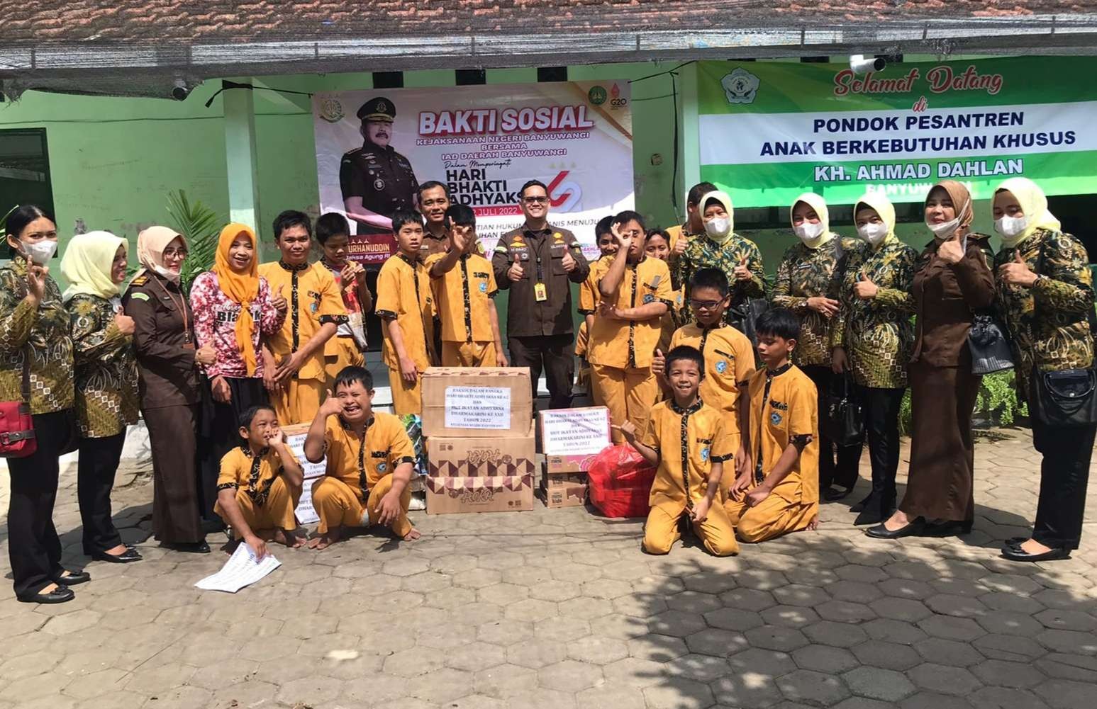 Sejumlah anak berkebutuhan khusus berpose bersama rombongan dari Kejaksaan Negeri Banyuwangi (foto:Istimewa)