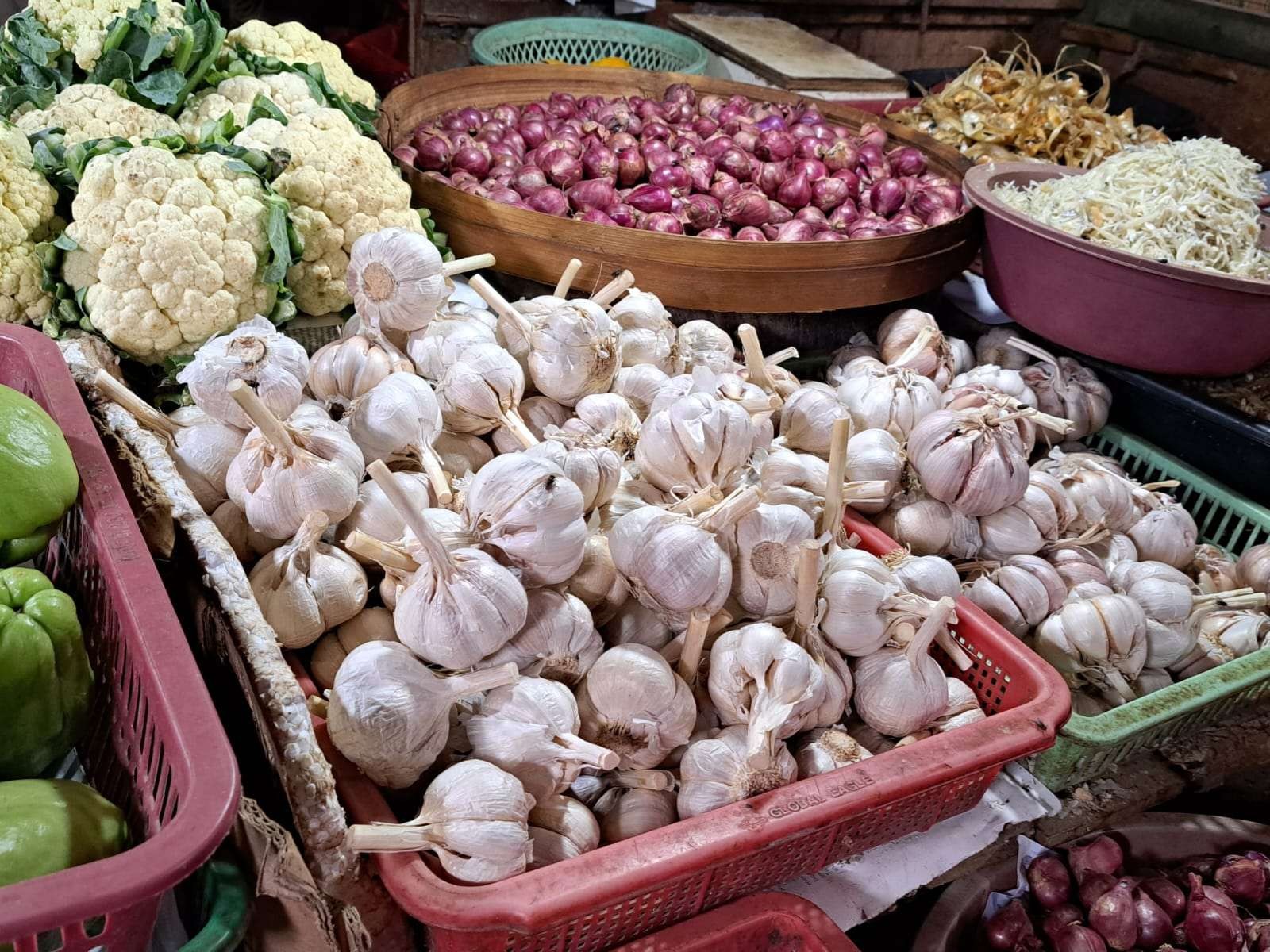 Harga cabai dan bawang merah di Surabaya masih tinggi, pasokan masih sedikit. (Foto: Pita Sari/Ngopibareng.id)