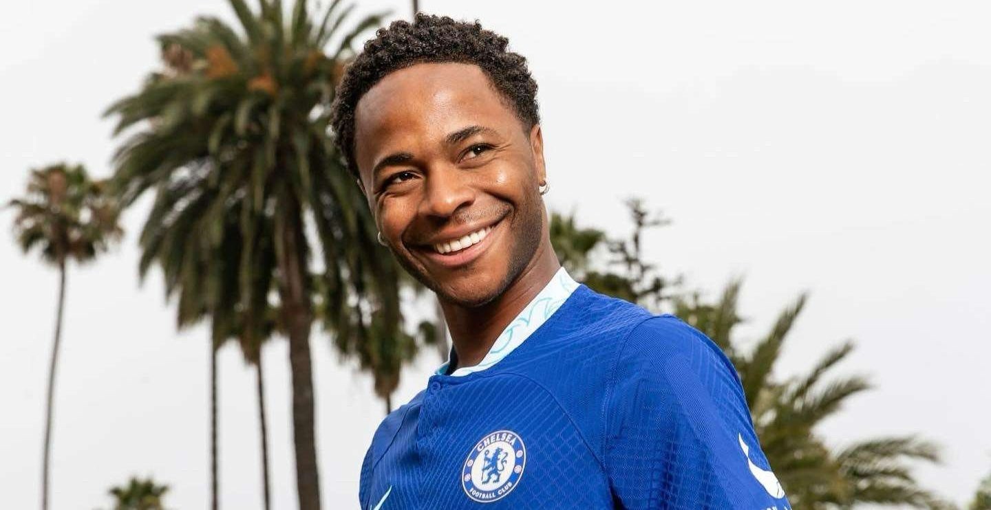 Raheem Sterling sudah mengenakan jersey Chelsea setelah resmi keluar dari Manchester City. (Foto: Twitter/@sterling7)