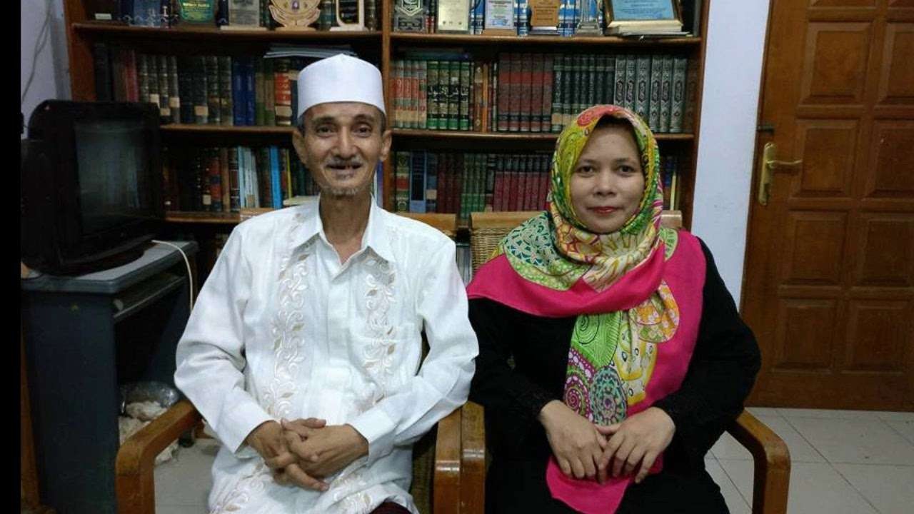 KH Husein Muhammad dan Isrinya. (Foto: Istimewa)