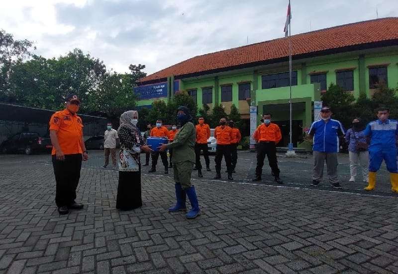 Penyerahan vaksin hewan dari Dinas Peternakan dan Perikanan Bojonegoro kepada petugas pelaksana. (Foto: Ahmad Sampurno/Ngopibareng.id)