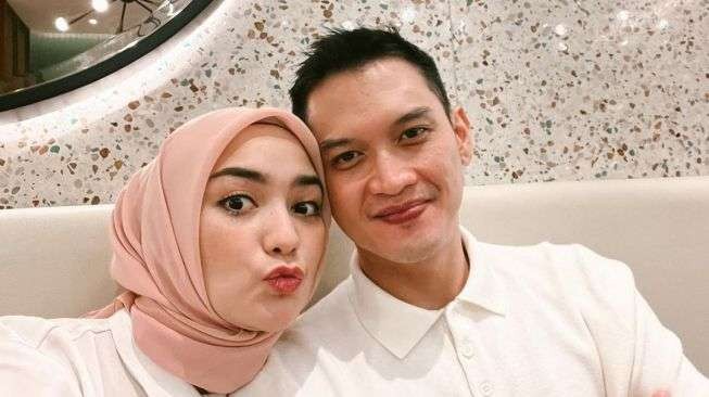 Pasangan Rezky Adhitya dan Citra Kirana masih ditunggu itikad baiknya untuk tes DNA anak Wenny Ariani. (Foto: Instagram Citra Kirana)