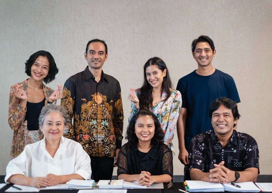 Arya Saloka (kanan atas) turut membintangi serial baru di Netflix, berjudul Gadis Kretek bersama Dian Sastro, Putri Marino, dan Aryo Bayu. (Foto: Twitter)