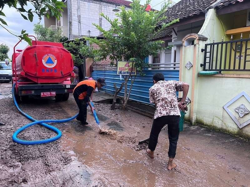 Tim gabungan dari BPBD Jawa Tengah mengatasi banjir bandang di Pati. (Foto: Istimewa)