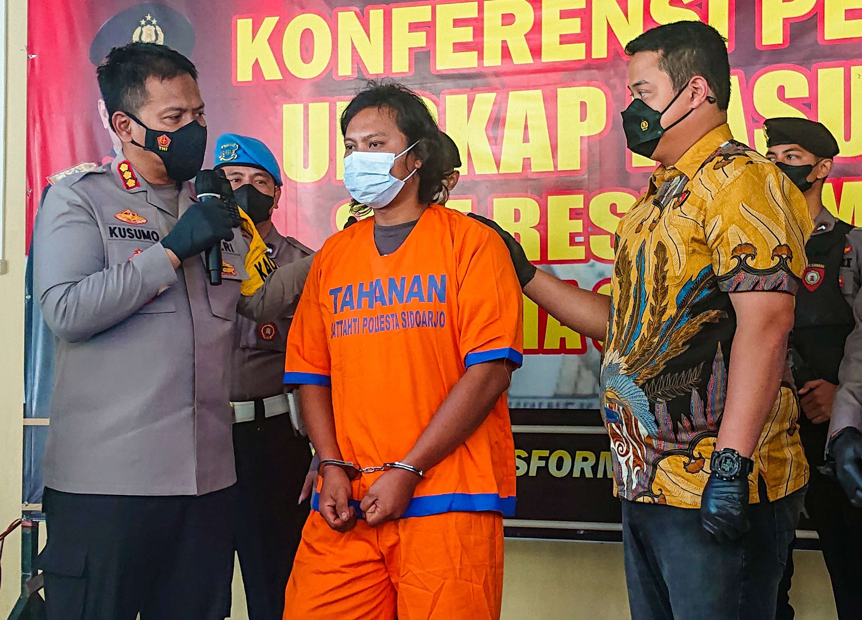 Tersangka Yoga saat diamankan di Polresta Sidoarjo (Foto: Aini/Ngopibareng.id)