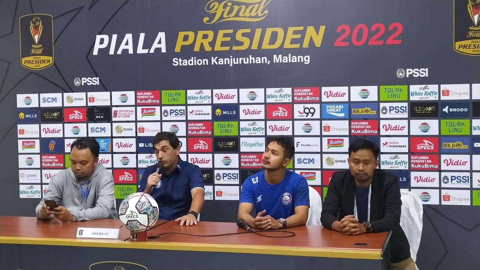 Pelatih Kepala Arema FC, Eduardo Almeida (dua dari kiri) saat sesi jumpa pers di Stadion Kanjuruhan, Malang (Foto: Lalu Theo/ngopibareng.id)