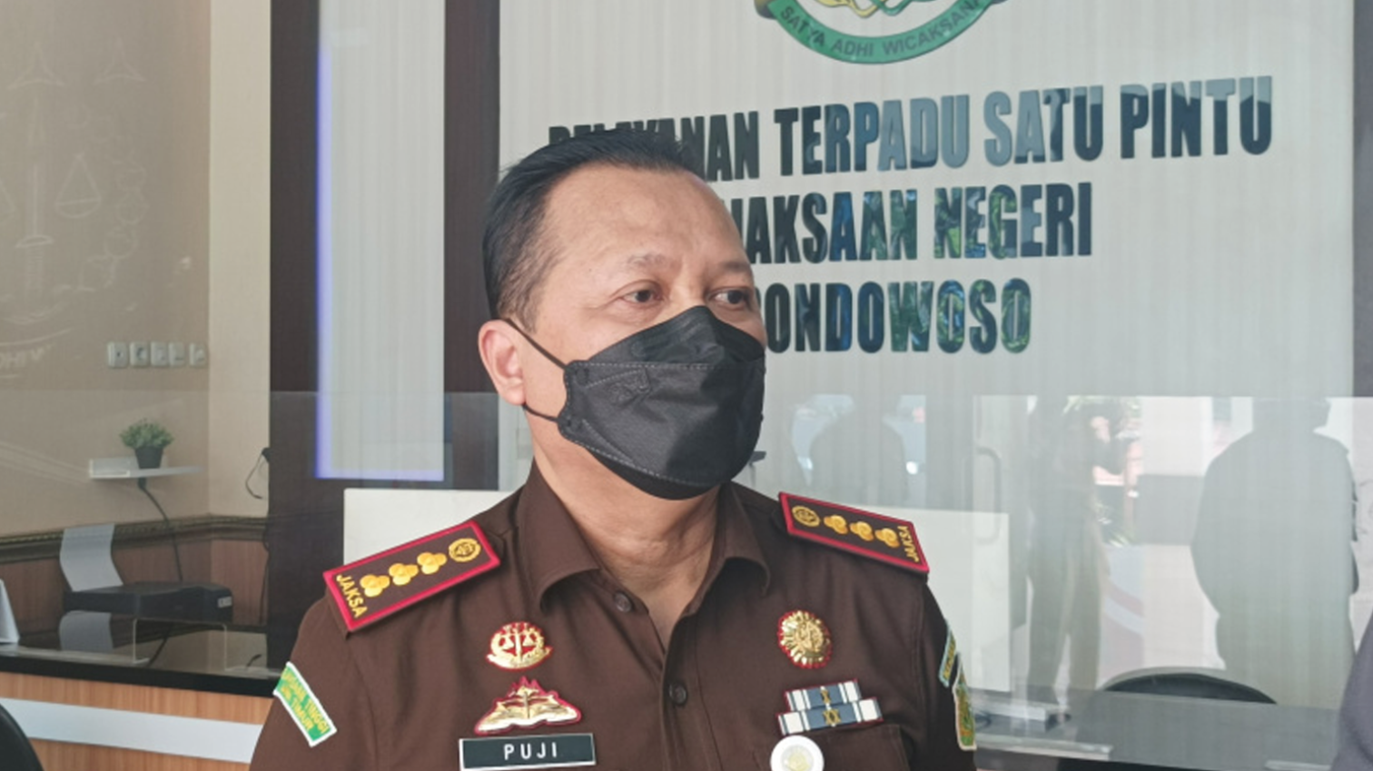 Kepala Kejaksaan Negeri Bondowoso, Puji Triasmoro menjelaskan penanganan kasus dugaan korupsi dana program KUBE 2020 di empat Desa. (Foto: Guido Saphan/Ngopibareng.id)