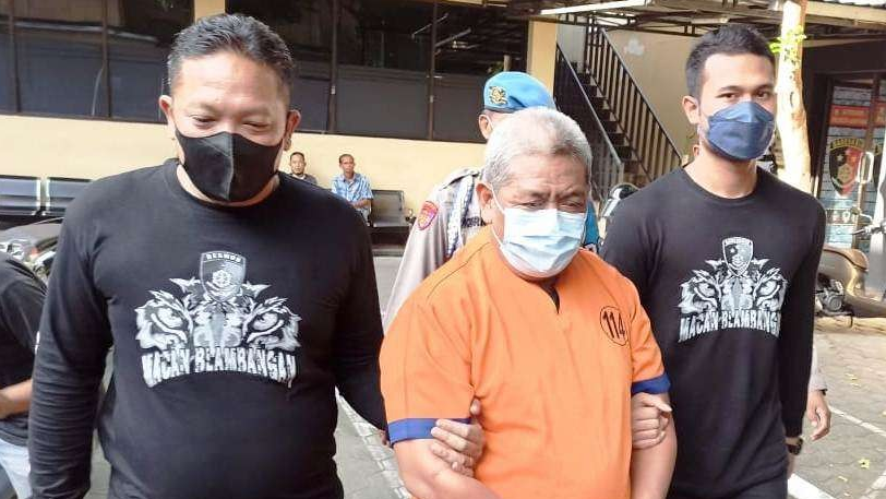 Fa, oknum pimpinan ponpes yang saat ini sudah ditahan sebagai tersangka dalam kasus dugaan persetubuhan dan pencabulan santri (Foto: Muh Hujaini/Ngopibareng.id)