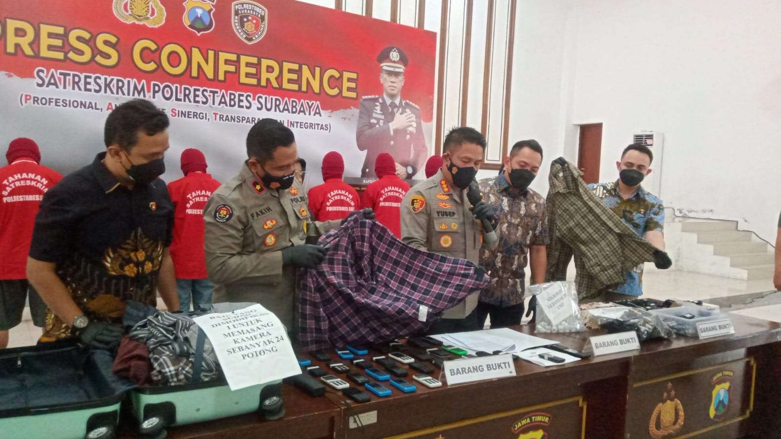 Kapolrestabes Surabaya, Kombes Pol Ahmad Yusep Gunawan saat menunjukkan barang bukti yang diamankan dalam kasus Joki SBMPTN di Mapolrestabes Surabaya, Jumat 15 Juli 2022. (Foto: Istimewa)