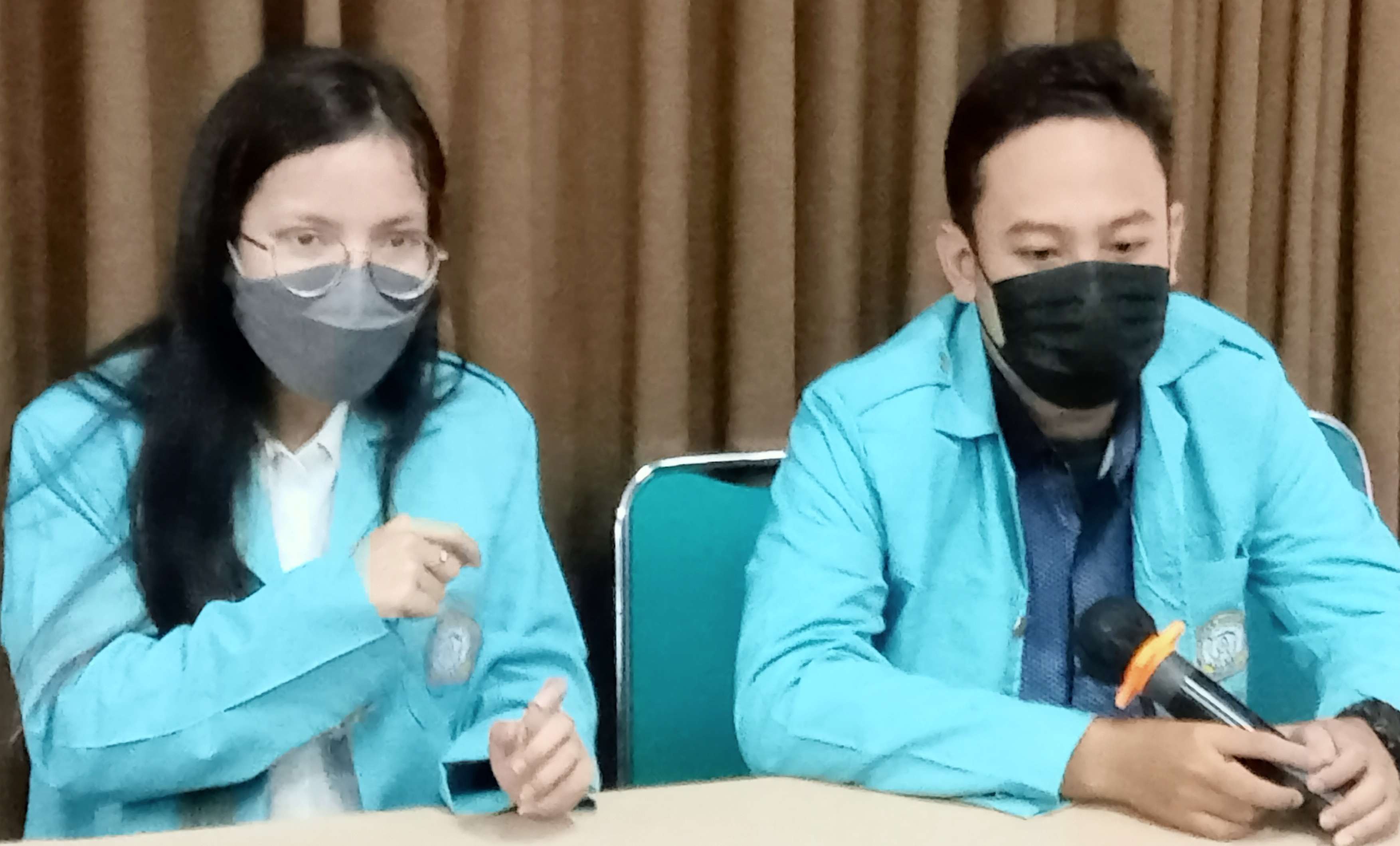 Daniela Stefany (kiri) mahasiswi asal Kalimantan Barat dan Ferdiansyah Adrianto, putra kelahiran Sumbawa Besar,  NTB merasa terbantu KIPK. (Foto: Asmanu Sudarso/Ngopibareng.id)