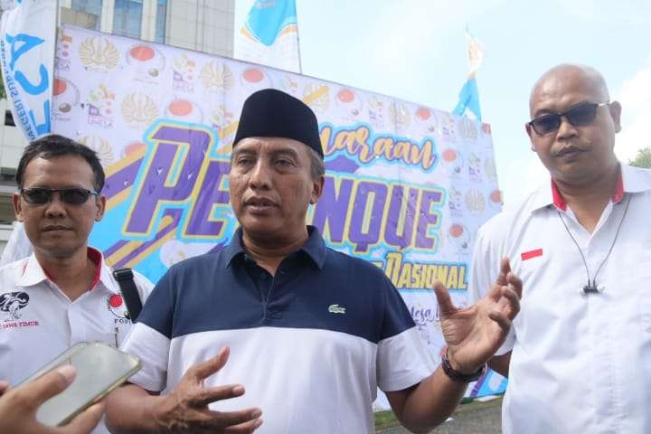 Rektor Unesa, Nur Hasan usai pembukaan Kejuaraan Petanque Open Tingkat Nasional 2022 di Kampus Unesa, Surabaya, Jumat 15 Juli 2022. (Foto: Fariz Yarbo/Ngopibareng.id)