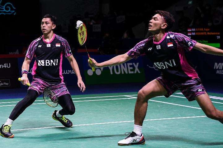 Ganda putra Indonesia Fajar/Rian lolos ke semifinal usai kalahkan wakil tuan rumah di SIngapura Open 2022. (Foto: Ant)