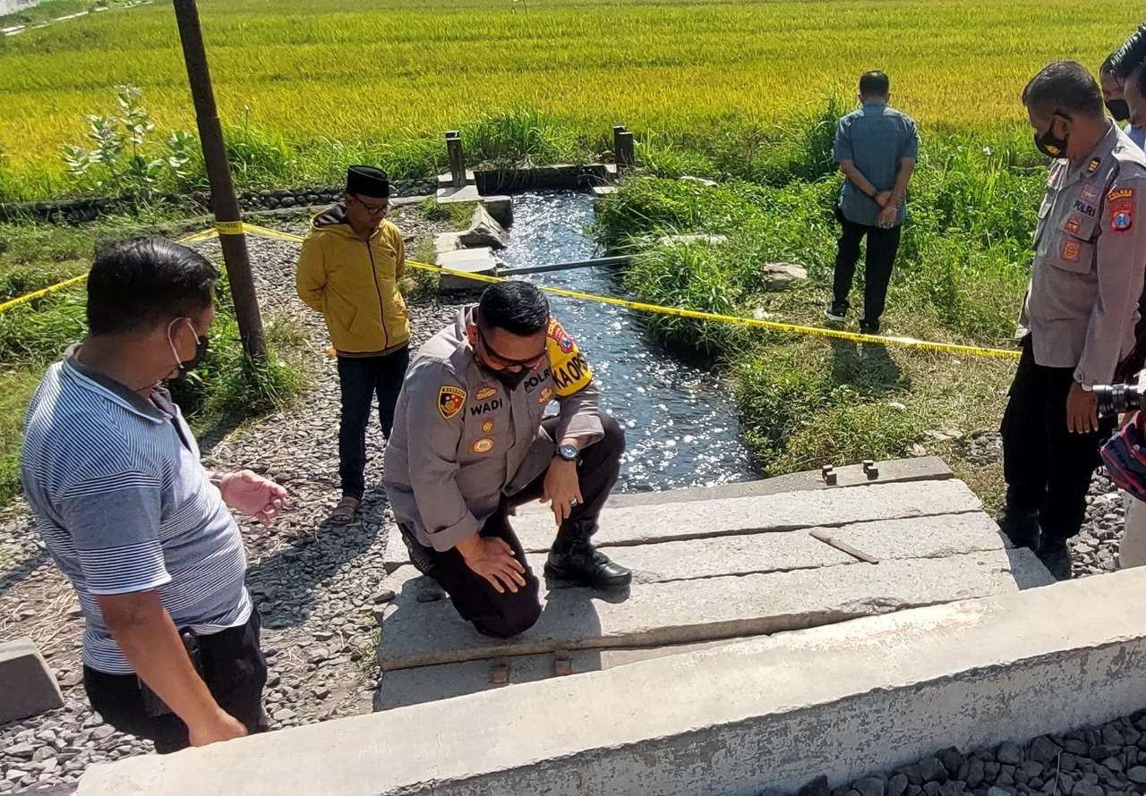 Kapolresta AKBP Wadi Sa’bani saat meninjau lokasi jasad Adi Pratama ditemukan di dekat rel KA. (Foto: Ikhsan Mahmudi/Ngopibareng.id)