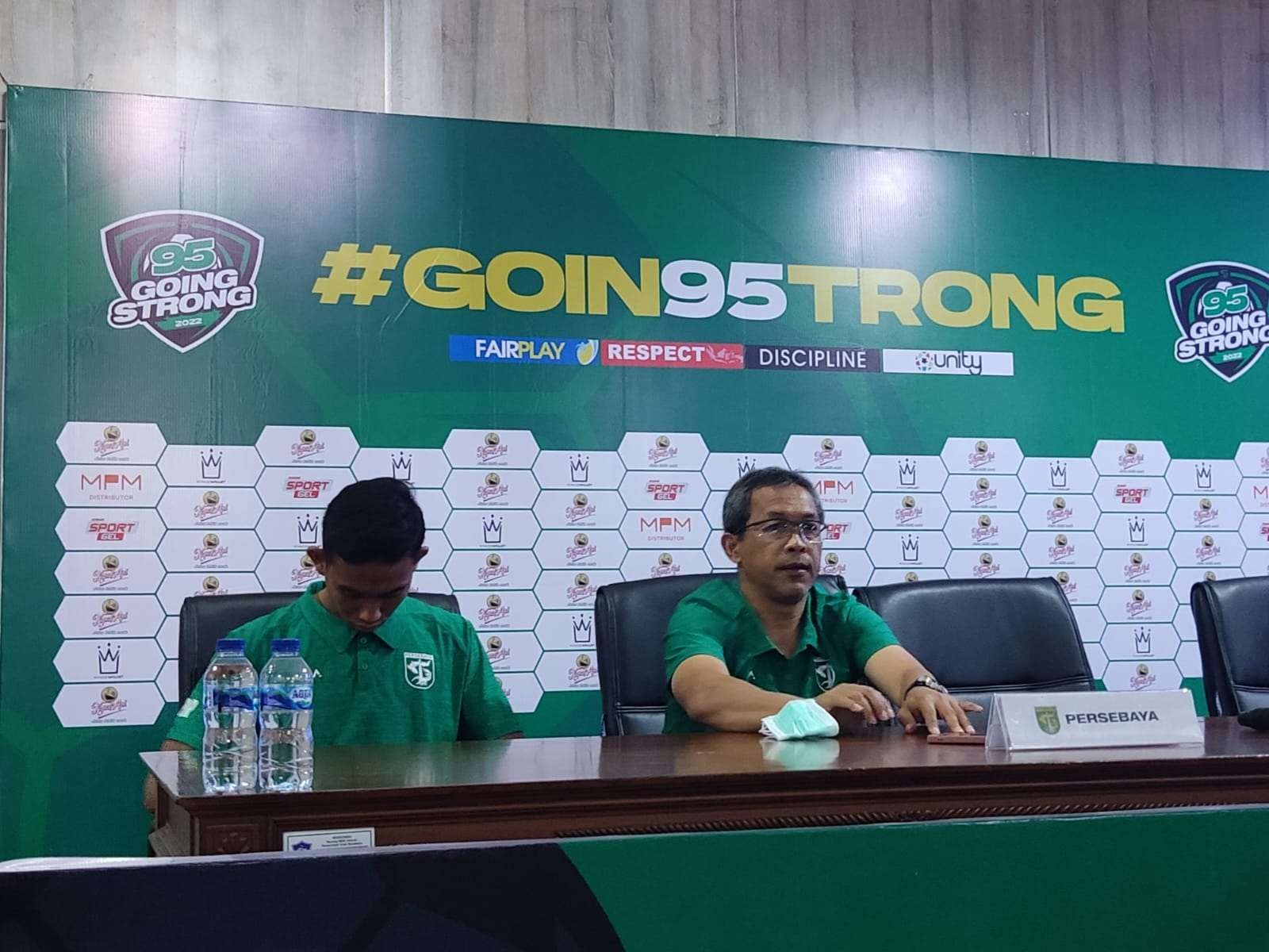 Pelatih Persebaya, Aji Santoso dalam pre match press conference jelang laga uji coba melawan PSIM Jogjakarta di Gedung Siola, Surabaya, Sabtu 16 Juli 2022. (Foto: Fariz Yarbo/Ngopibareng.id)