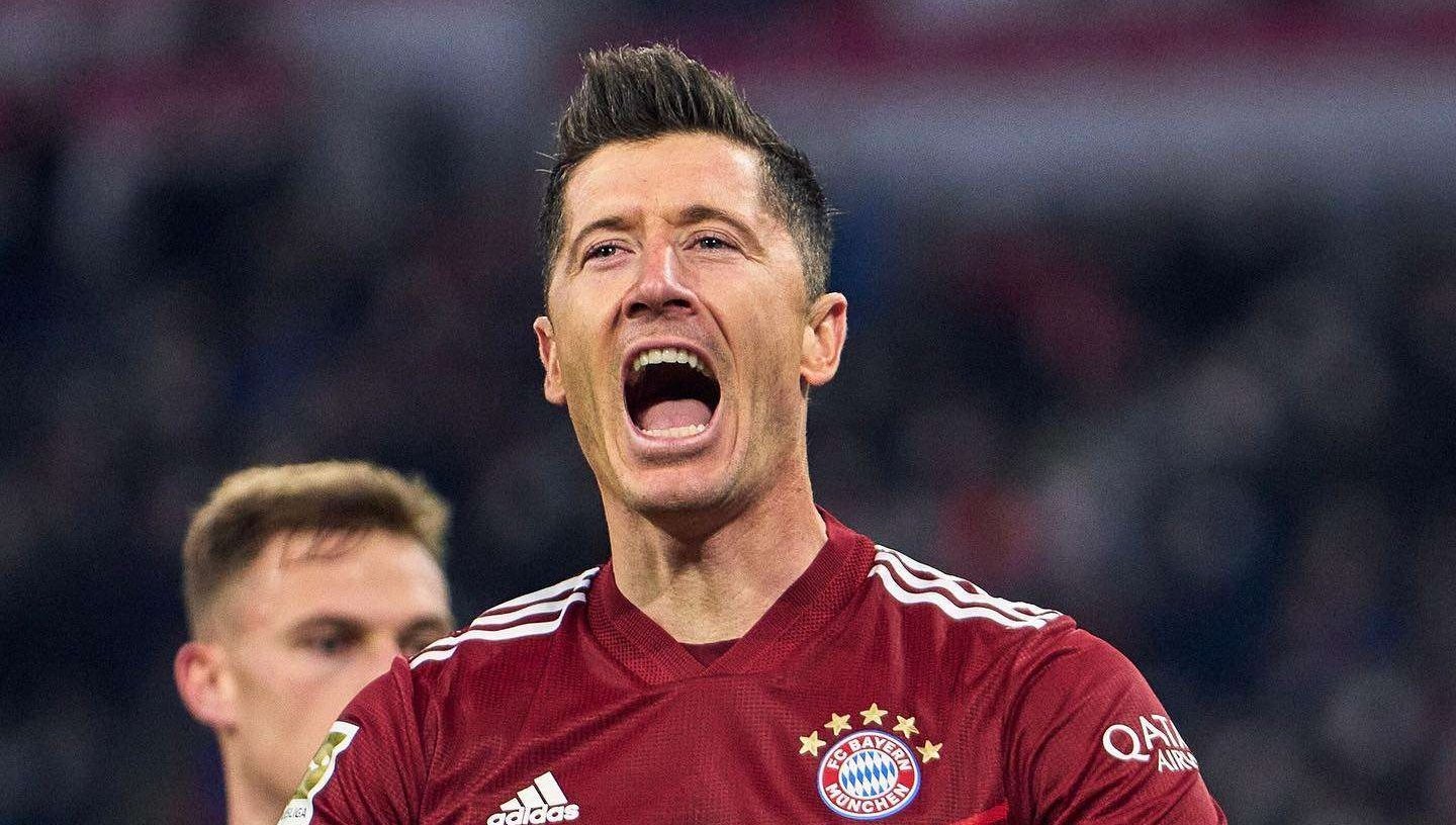 Robert Lewandowski resmi berseragam Barcelona setelah Bayern Munchen melepasnya.