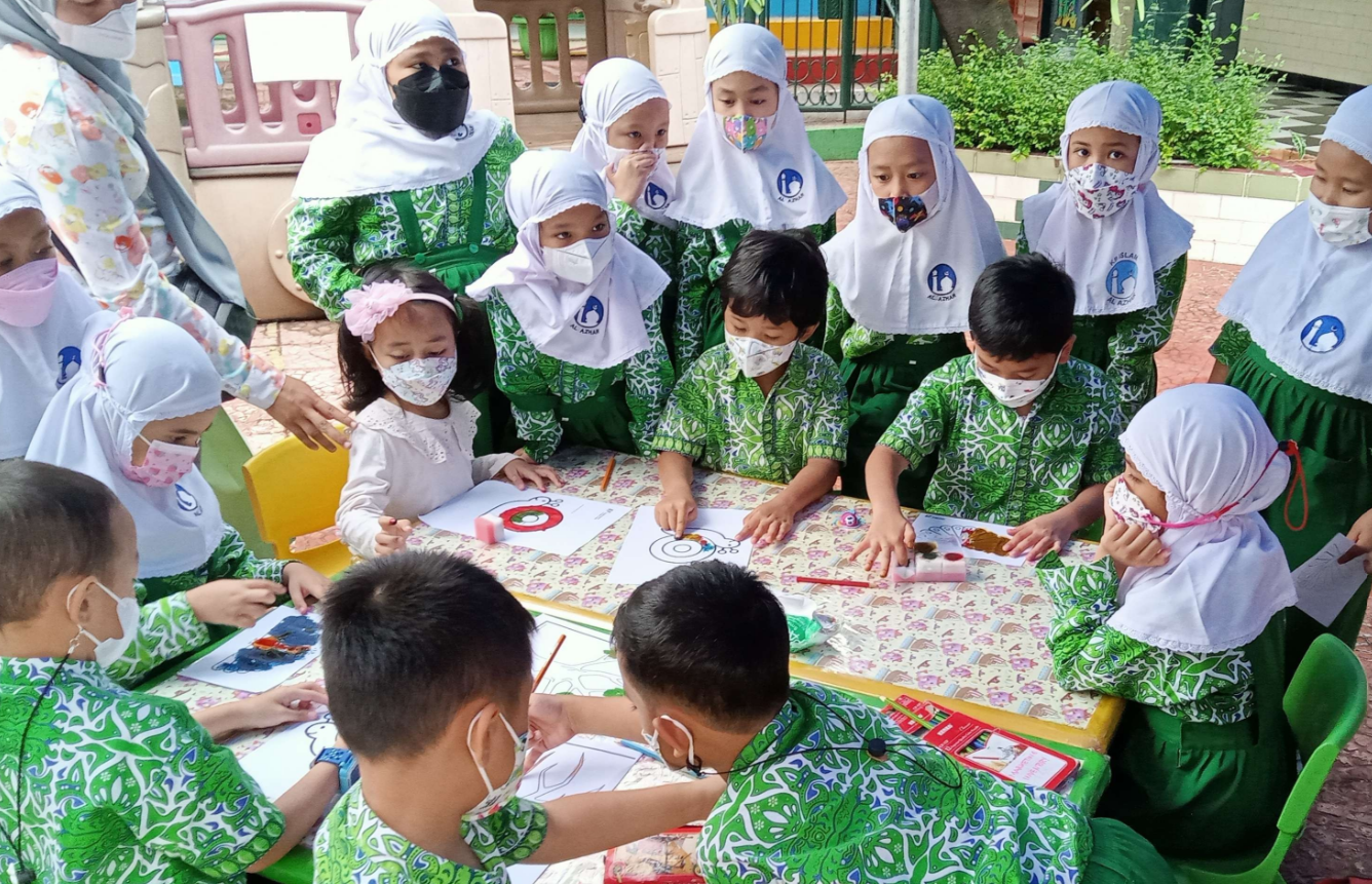 Sejumlah siswa sedang berinteraksi dengan rekannya dalam pembelajaran tatap muka (PTM) 100 persen di sekolah. (Foto: Asmanu Sudarso/Ngopibareng.id)