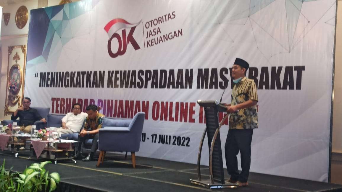 Anggota Komisi XI DPR RI Zulfikar Arse Sadikin memberikan materi pada tentang pinjaman online yang resmi, jika masyarakat memang terpaksa membutuhkan pinjaman uang. (Foto: Muh Hujaini/Ngopibareng.id)