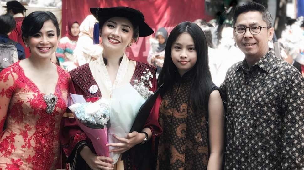 Feni Rose tetap menjalin komunikasi dengan baik bersama mantan suaminya selama tiga tahun bercerai demi anak-anak. (Foto: Istimewa)