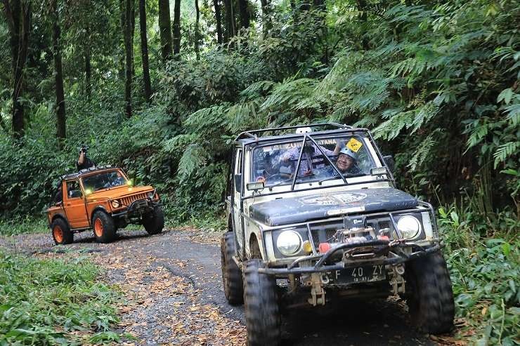 Gubernur Jawa Tengah, Ganjar Pranowo didampingi Bupati Banyumas, Achmad Husein bersama anggota komunitas Jagawana Offroad menjajal offroad di lereng Gunung Slamet, tepatnya di objek wisata Baturraden Purwokerto, Minggu 17 Juli 2022. (Foto: Istimewa)