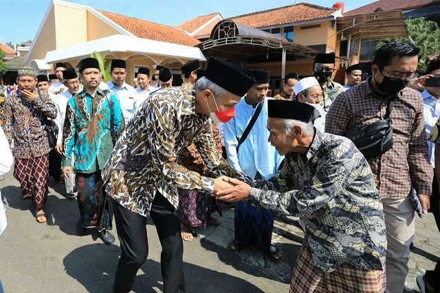 Gubernur Jawa Tengah, Ganjar Pranowo menghadiri acara pengajian Sewelasan dan Bai'at Thariqot di Pondok Pesantren An-Nawawi Purworejo, Minggu 17 Juli 2022. (Foto: Istimewa)