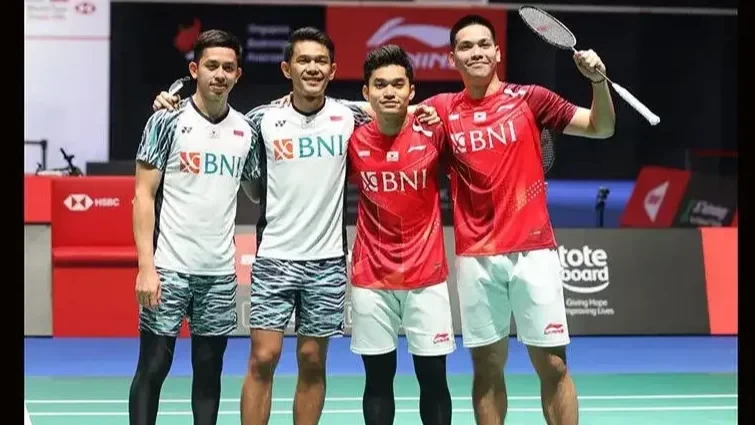 Ganda Putra Leo Rolly/Daniel Marthin (kaos merah) berhasil sabet juara Singapura Open 2022 usai kalahkan Fajar/Rian. (Foto: Ant)