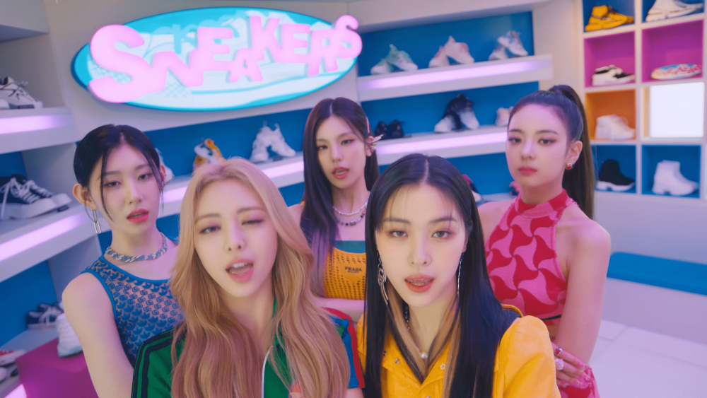 Girlgroup ITZY sukses comeback dengan album CHECHMATE dengan lagu jagoan Sneakers. (Foto: JYP)