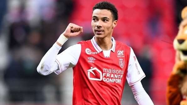 Penyerang muda Hugo Ekitike resmi bergabung PSG. (Foto: AFP)