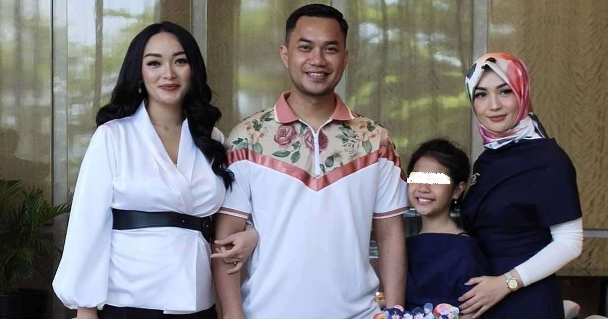 Potret kebersamaan Zaskia Gotik bersama suami, Sirajuddin Machmud bersama mantan istri, Imel dan putrinya, sebelum muncul gugatan tes DNA untuk seorang anak laki-laki. (Foto: Instagram)