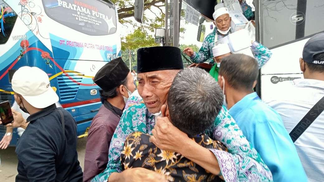 Tangis haru jemaah haji saat bertemu dengan keluarga di Tuban (Khoirul Huda/Ngopibareng.id)