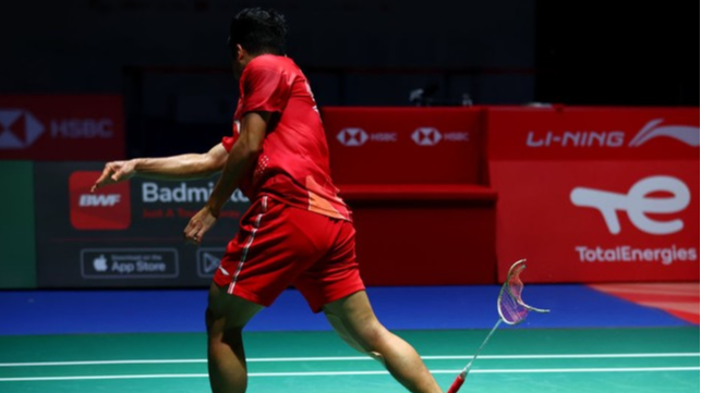 Momen Anthony Ginting banting raket, selebrasi usai mengalahkan wakil Jepang, Kodai Naraoka di Singapore Open 2022, Minggu 17 Juli. (Foto: Twitter)