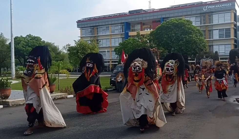 Barongan Blora iringi wisudawan PEM Akamigas Cepu.(Foto: Ahmad Sampurno/Ngopibareng.id)