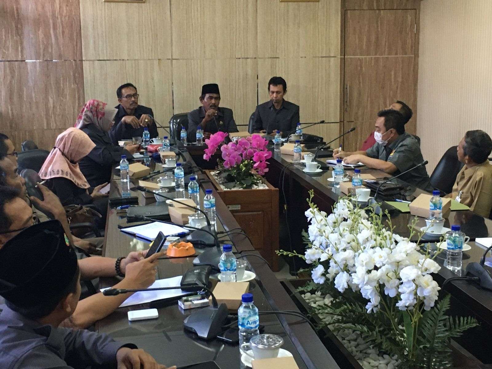 Rapat dengar pendapat Dispora Jember dengan Komisi D DPRD Jember (Foto:Rusdi/Ngopibareng.id)