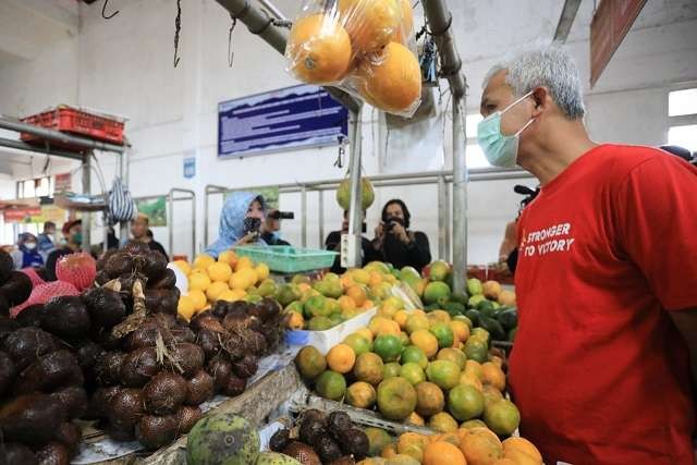 Gubernur Jawa Tengah Ganjar Pranowo blusukan ke Pasar Manis Banyumas. Pedagang mengeluhkan harga telur alias ndok masih mahal, ditambah sayuran juga makin meroket. (Foto: Istimewa)