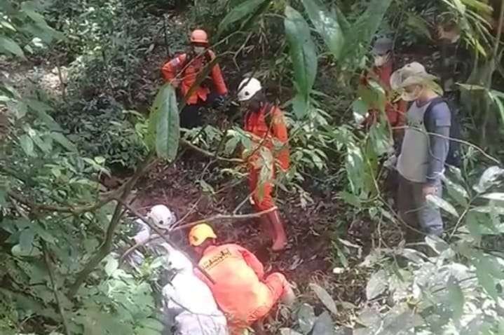 Polisi bersama Basarnas dan warga saat berusaha mengevakuasi mayat korban. (Foto: Istimewa)