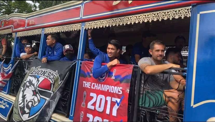 Penggawa Arema FC saat menyapa supporter Aremania selama perjalanan menuju mes mereka di Griya Shanta, Kota Malang, Senin, 18 Juli 2022. (Foto: Lalu Theo/ngopibareng.id)