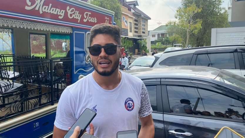 Kiper Arema FC, Adilson Maringa saat tiba di Mess Tim (Foto: Lalu Theo/ngopibareng.id)