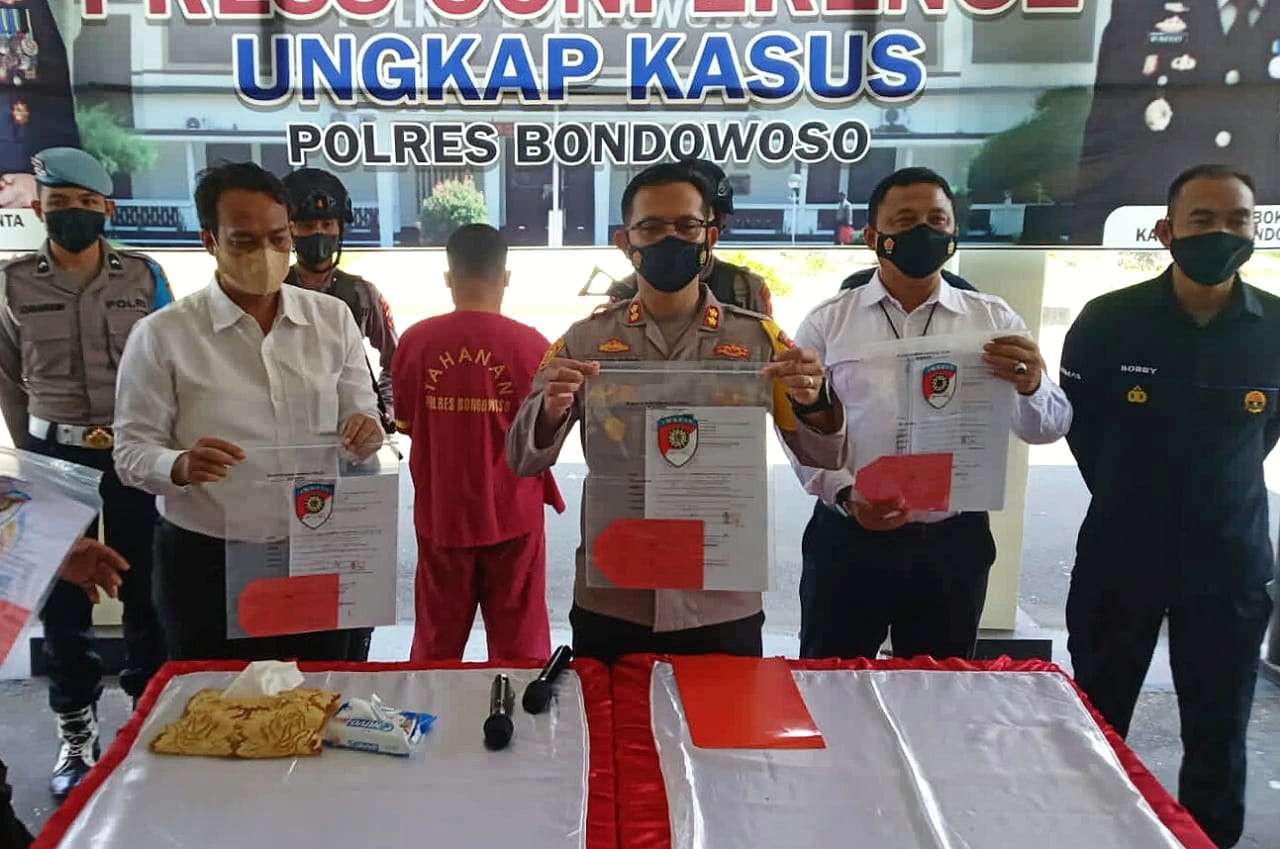 Kapolres Bondowoso AKBP Wimboko menunjukkan barang bukti dari penipuan investasi usaha jual beli LPJ 3 kg dilakukan pelaku RMA.(foto:guido saphan/ngopibareng.id)