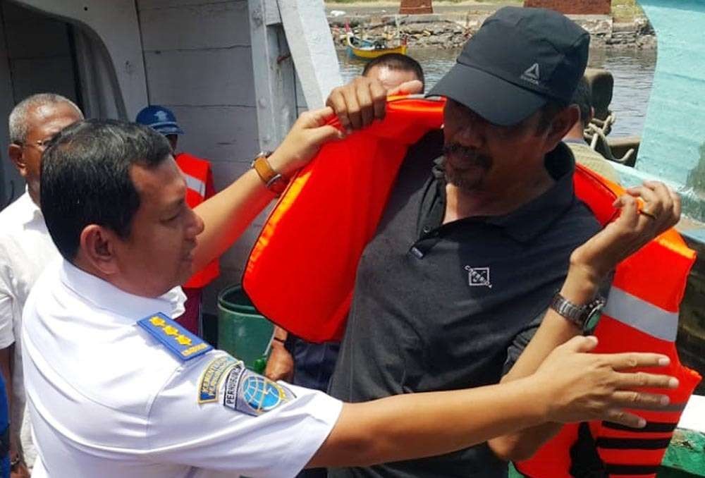 Salah seorang anak buah kapal di Probolinggo mendapatkan jaket pelampung dari Direktorat KPLP, Kemenhub. (Foto: Ikhsan/ngopibareng.id).