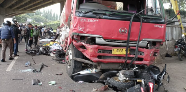 Truk Pertamina yang mengalami kecelakaan beruntun, permohonan maaf disampaikan dan pasokan BBM aman. (Foto: Istimewa)