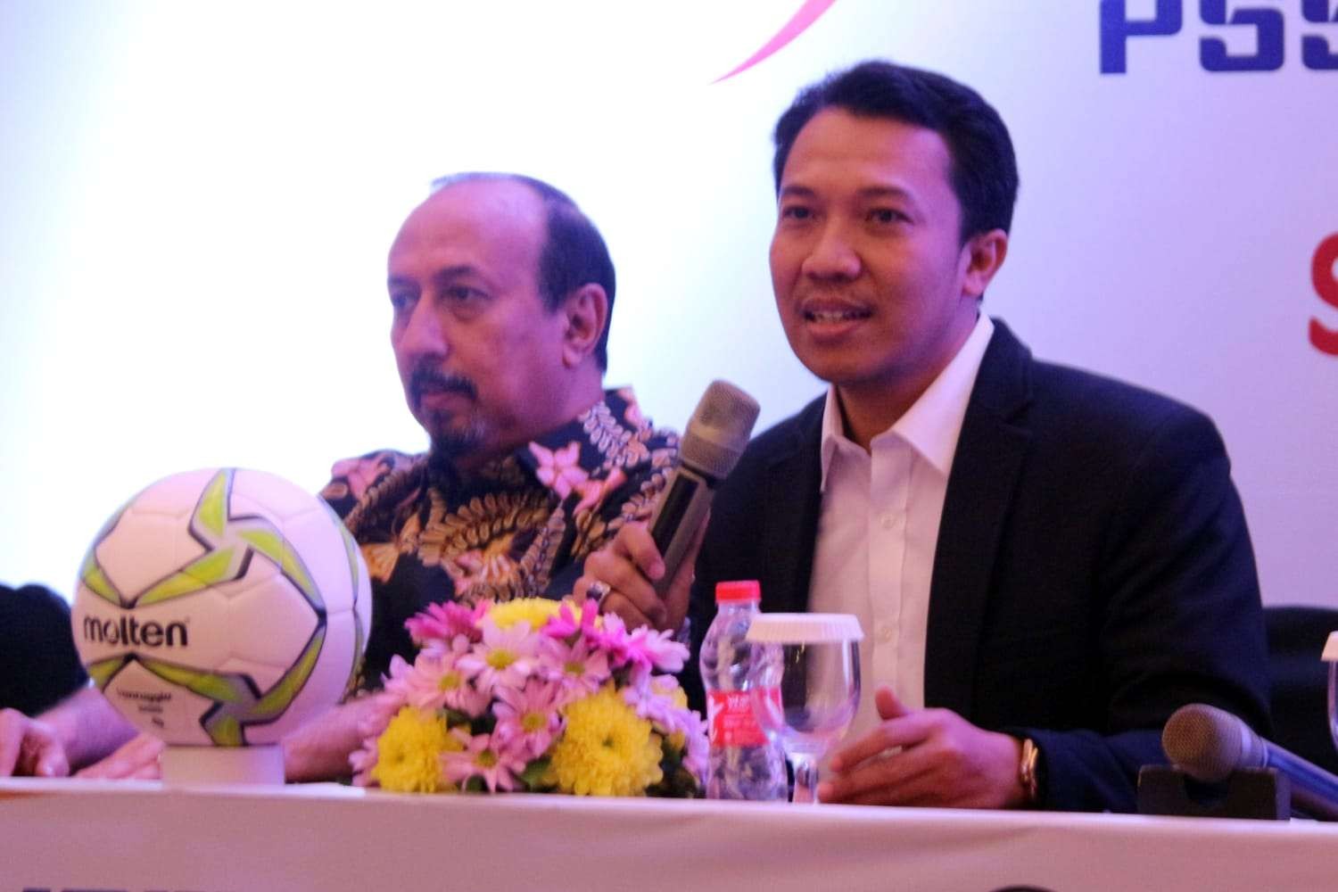 Wakil Ketua PSSI Jatim, Amir Burhanuddin (kanan). (Foto: Fariz Yarbo/Ngopibareng.id)