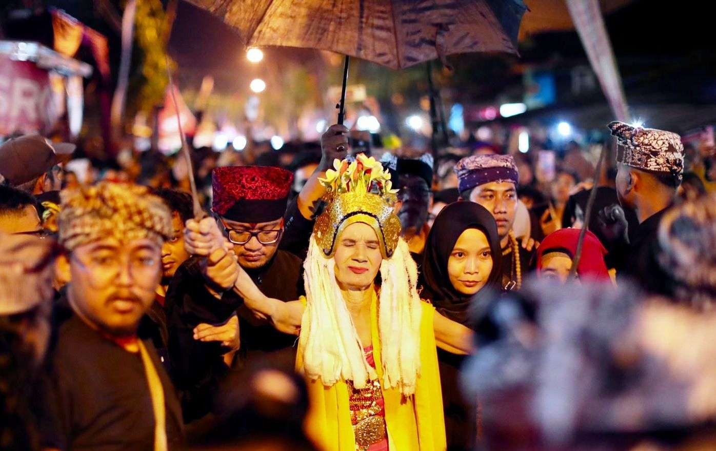 penari Ritual Adat Seblang Bakungan dibawakan oleh seorang nenek yang sudah tua (foto: istimewa)