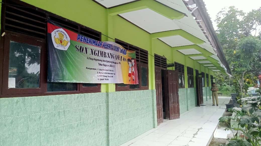 Gedung SDN Ngimbang No.100 Desa Ngimbang, Kecamatan Palang, Tuban yang kurang diminati masyarakat (Khoirul Huda/Ngopibareng.id)